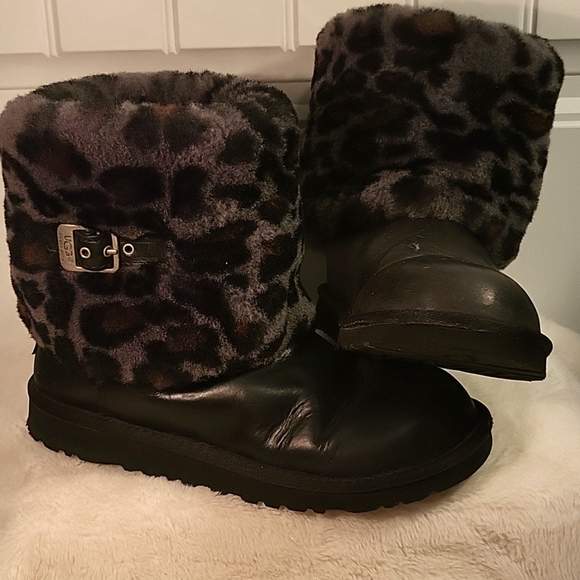 UGG Australia Ellee Leopard Stout Cuff Girls Boots Black - Picture 1 of 8
